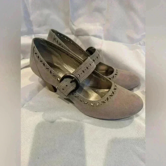 Michael Shannon Tan Heels with Elegant Design - Picture 2 of 16